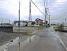 外観：前面道路を含めた現地写真です。