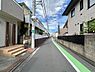 外観：前面道路を含めた現地写真です。