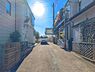 外観：前面道路を含めた現地写真です。