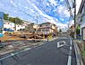 外観：前面道路を含めた現地写真です。