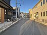 外観：前面道路を含めた現地写真です。