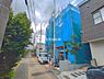 外観：前面道路を含めた現地写真です。