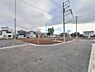外観：前面道路を含めた現地写真です。