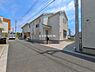 外観：前面道路を含めた現地写真です。