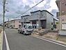 外観：前面道路を含めた現地写真です。