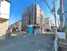 外観：前面道路を含めた現地写真です。