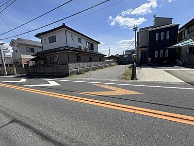 外観：前面道路を含めた現地写真です。