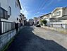 外観：前面道路を含めた現地写真です。