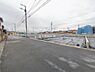 外観：前面道路を含めた現地写真です。