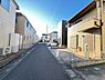 外観：前面道路を含めた現地写真です。