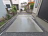 外観：前面道路を含めた現地写真です。