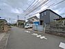 外観：前面道路を含めた現地写真です。