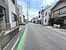 外観：前面道路を含めた現地写真です。