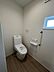 トイレ：シャワー洗浄機能付のトイレは、清潔感が印象的な空間ですね。