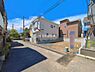 外観：前面道路を含めた現地写真です。