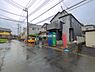 外観：前面道路を含めた現地写真です。