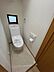 トイレ：ほっと安らげるトイレ空間です。シャワー洗浄機能付のトイレは、清潔感が印象的な空間ですね。