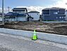 外観：前面道路です。住宅地につき落ち着いた新生活を始められそうです。