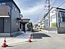 外観：前面道路を含めた現地写真です。前面道路は幅員約6.5mございます。住宅地につき落ち着いた新生活を始められそうです。