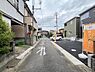 外観：前面道路を含めた現地写真です。