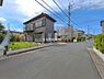 外観：前面道路を含めた現地写真です。