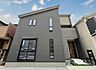 外観：建物完成済・ご家族揃って建物と街並みをご覧いただけます。