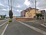 外観：前面道路を含めた現地写真です。
