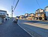 外観：前面道路を含めた現地写真です。
