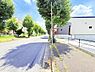 外観：前面道路を含めた現地写真です。