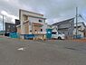 外観：前面道路を含めた現地写真です。