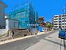 外観：前面道路を含めた現地写真です。