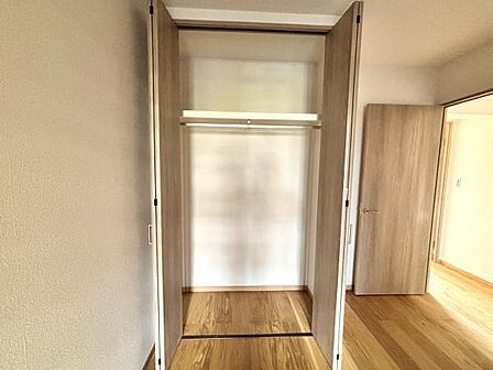 いつでもお部屋をスッキリお使い頂ける収納スペースを設置。