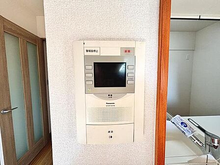 訪問者を確認できるTVモニター付きインターフォンです。