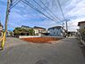 外観：前面道路を含めた現地写真です。