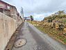 外観：前面道路を含めた現地写真です。