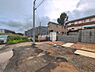 外観：前面道路を含めた現地写真です。