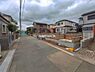 外観：前面道路を含めた現地写真です。