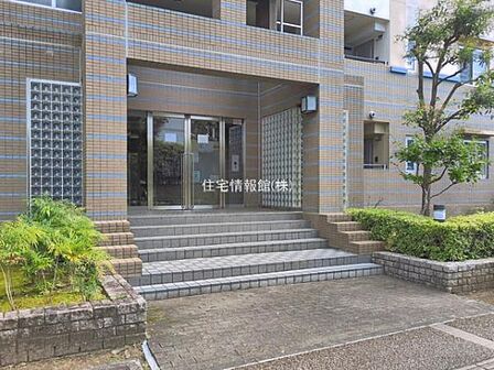 ゆったりとした印象のエントランスです。