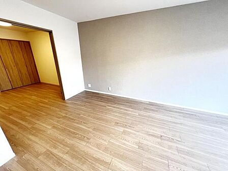 お食事中もキッチンと会話が楽しめるダイニングスペース。