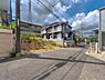 外観：前面道路を含めた現地写真です。