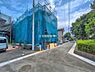 外観：前面道路を含めた現地写真です。