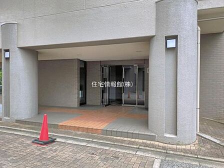 ゆったりとした印象のエントランスです。