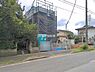外観：前面道路を含めた現地写真です。