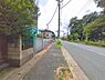 外観：前面道路を含めた現地写真です。
