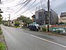 外観：前面道路を含めた現地写真です。