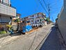 外観：前面道路を含めた現地写真です。