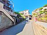 外観：前面道路を含めた現地写真です。