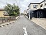 外観：前面道路を含めた現地写真です。