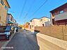 外観：前面道路を含めた現地写真です。