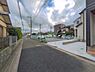外観：前面道路を含めた現地写真です。